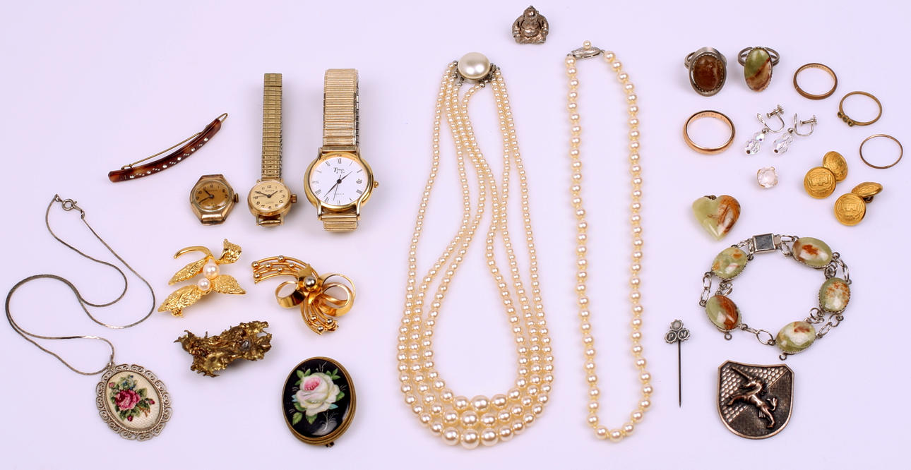 KOSTYMSMYCKEN, parti diverse bijouterier.