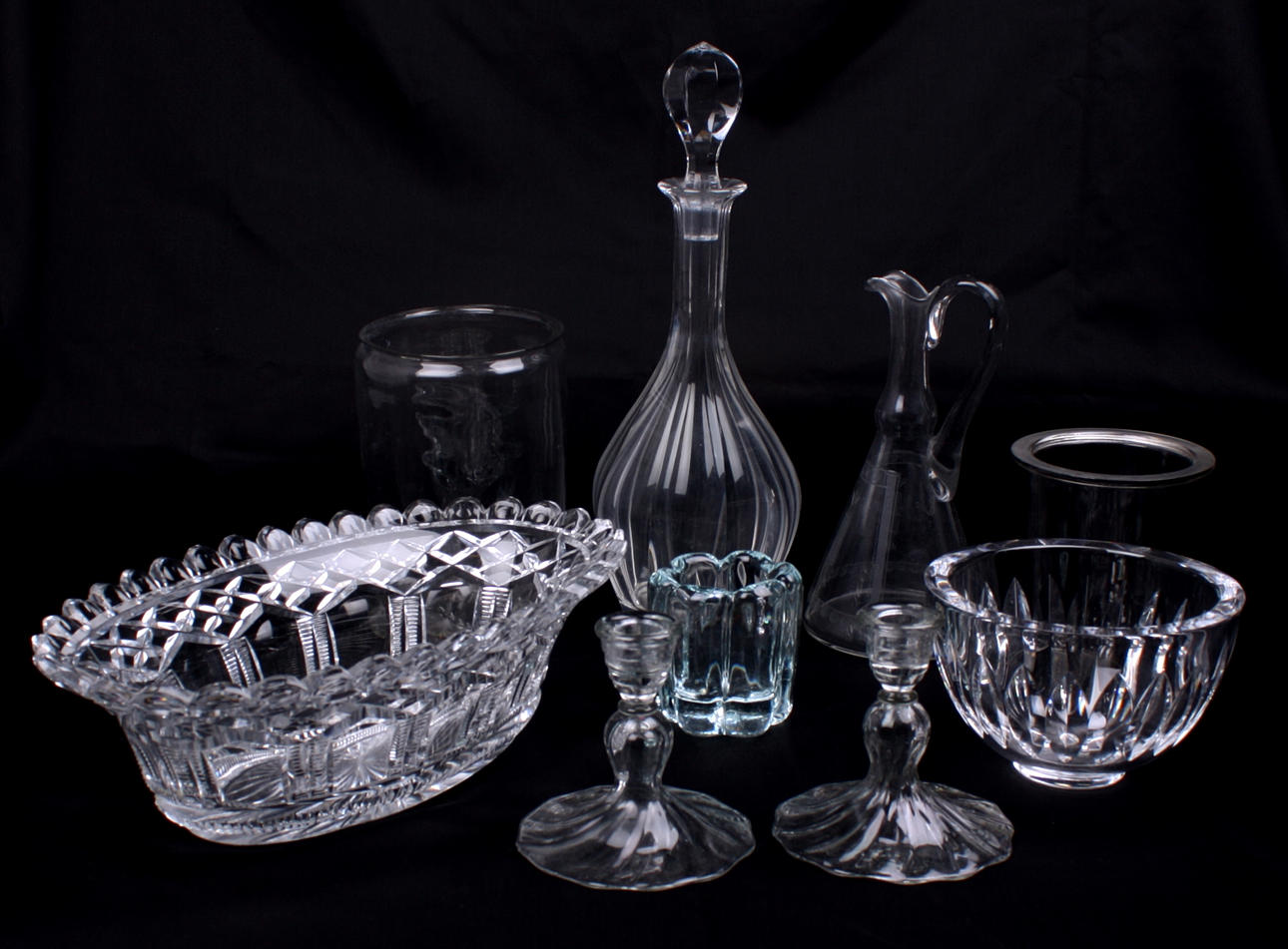 GLASFÖREMÅL, 9 st, karaffer, ljusstakar, skålar.