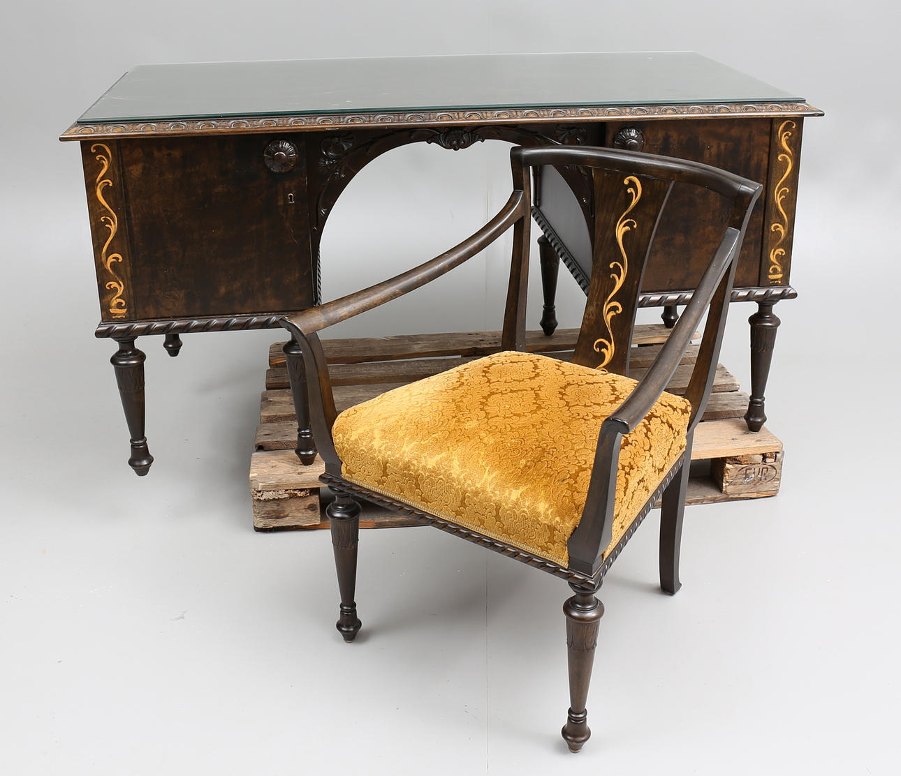 SKRIVBORD med KARMSTOL, 1930-tal.