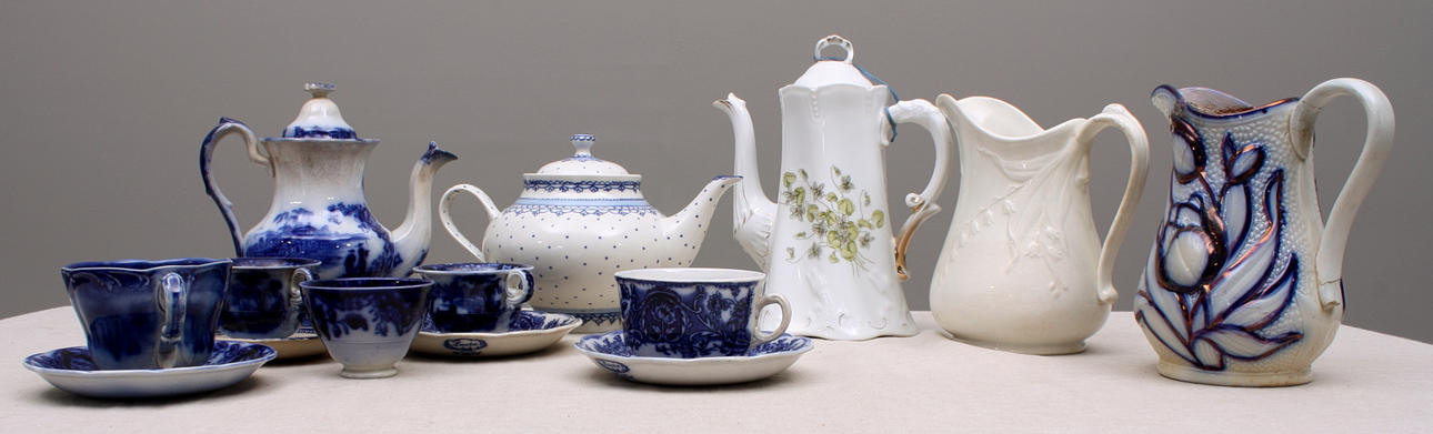 KERAMIK, parti, TEKANNOR + KANNOR + TEKOPPAR.