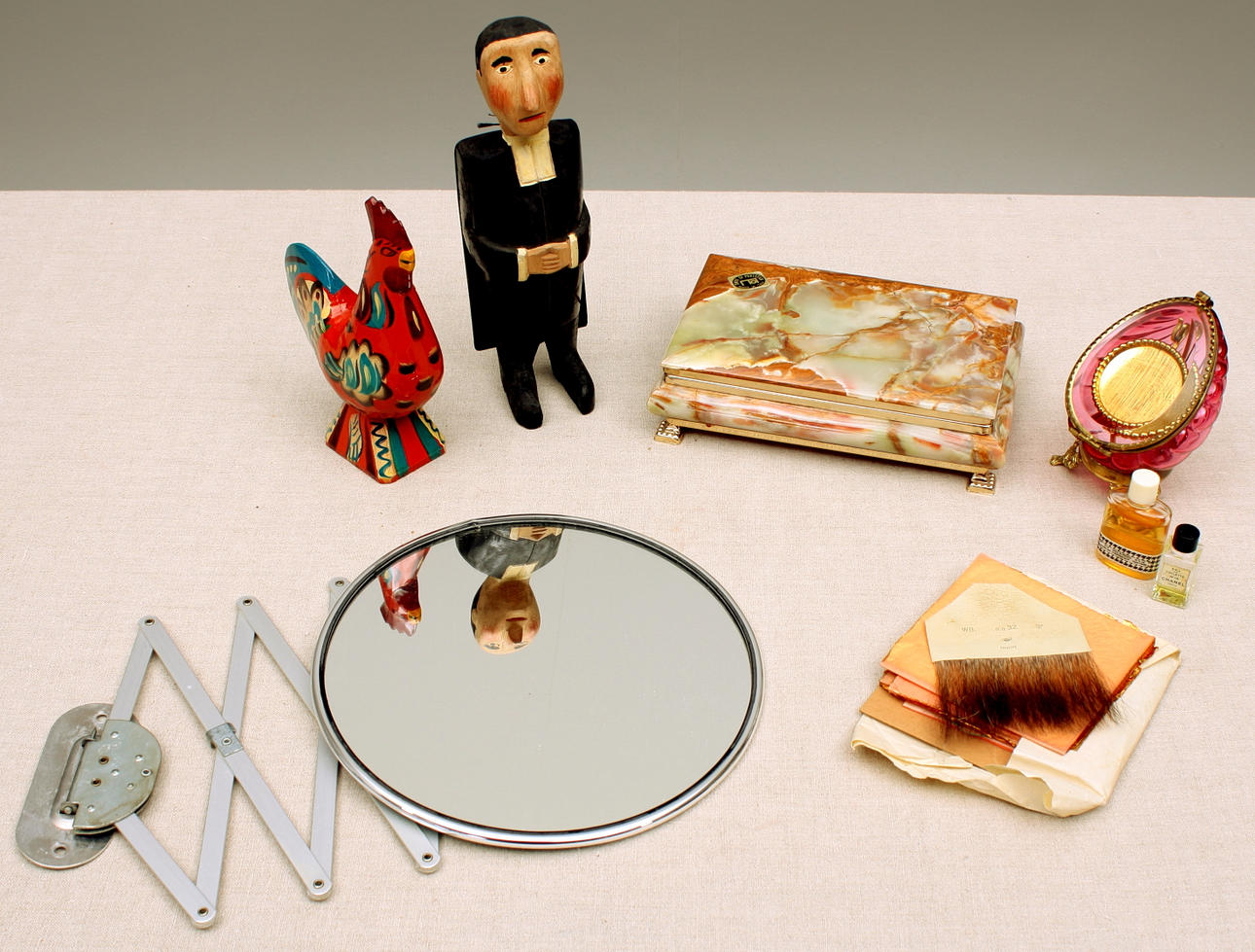 DIVERSE FÖREMÅL, träfigur, onyxask, bladguld, spegel.