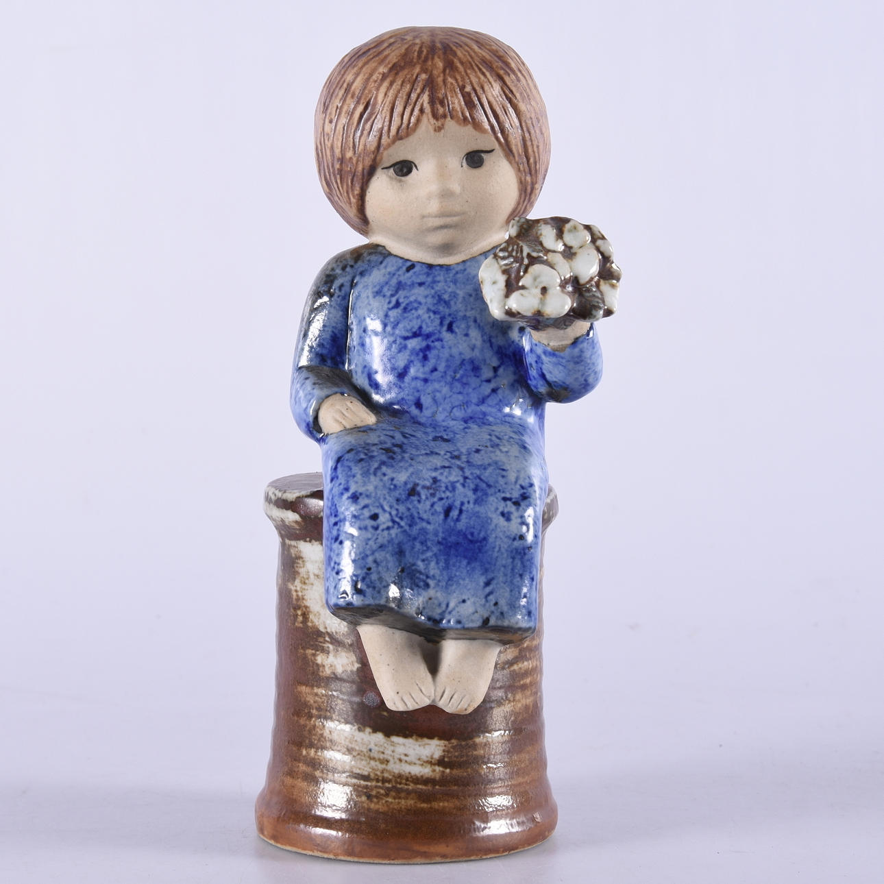 LISA LARSON. FIGUR, Mädchen mit Blumen, Gustavsberg.