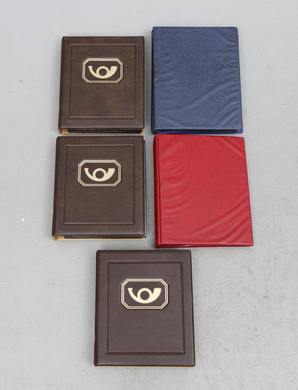 ALBUM med FRIMÄRKEN, 5 st, utländska, nominellt värde.