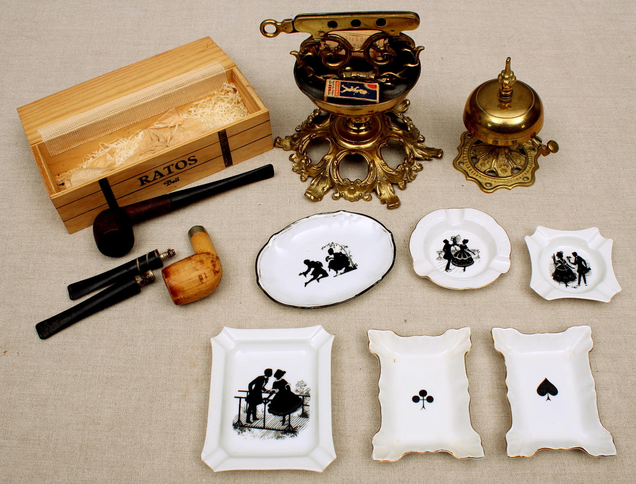 TOBAKSTILLBEHÖR, askfat 6 st, pipor, ringklocka.