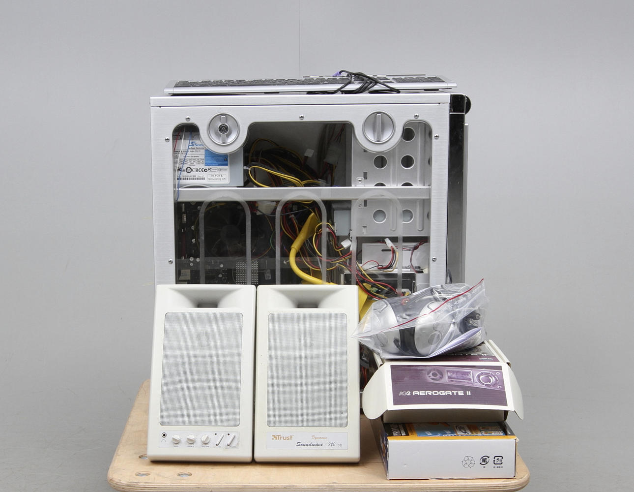 STATIONÄR DATOR MED TILLBEHÖR.