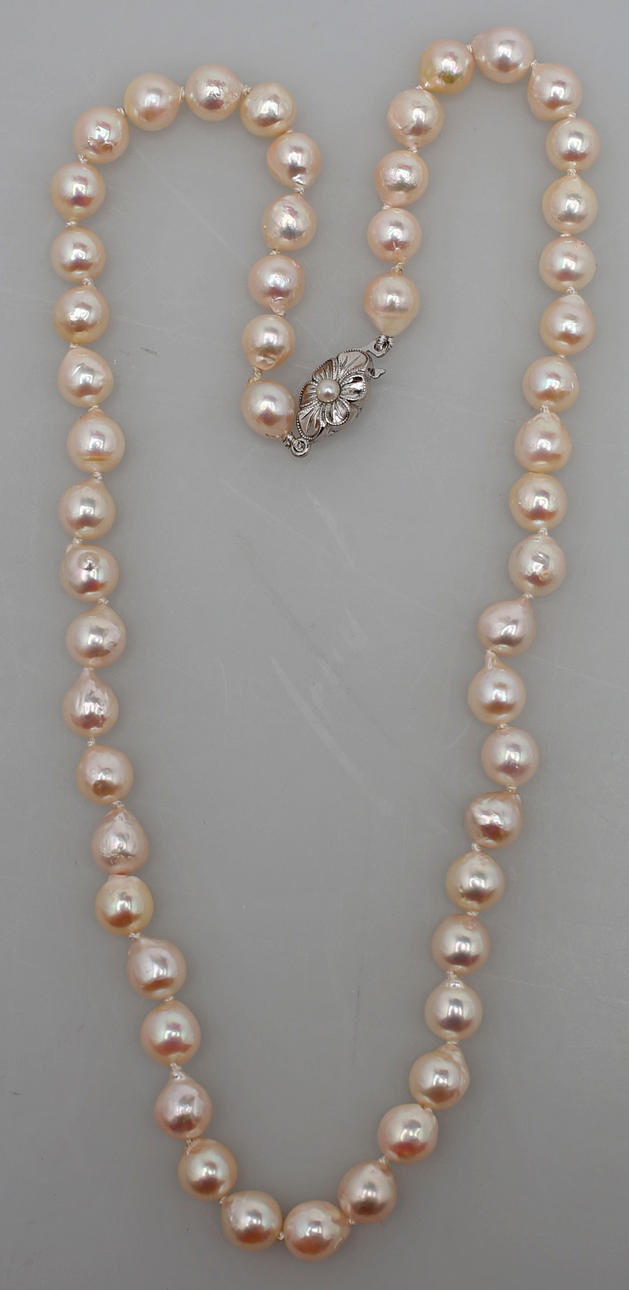 PÄRLCOLLIER MED SILVERLÅS MED PÄRLA.