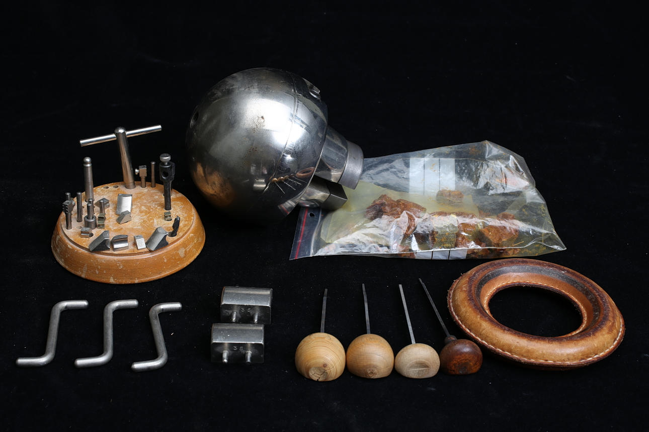 GRAVYRKULA med 4 sticklar och gummigutta.