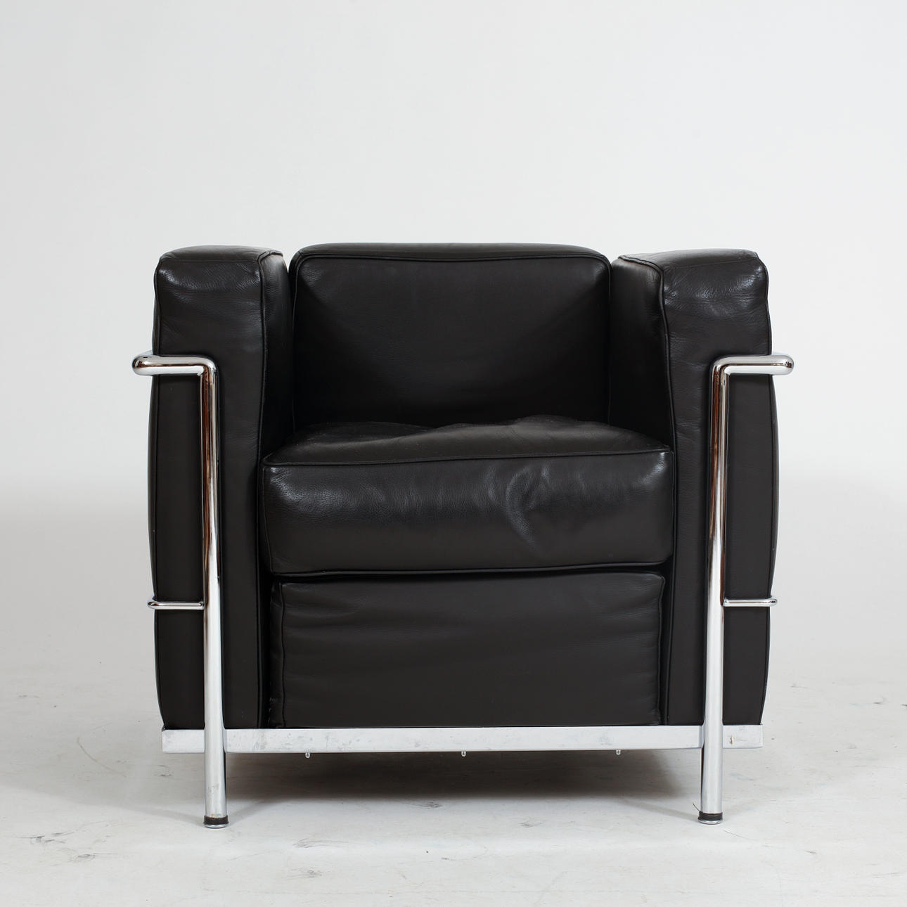 FÅTÖLJ, samtida, svart skinn, stålrör.