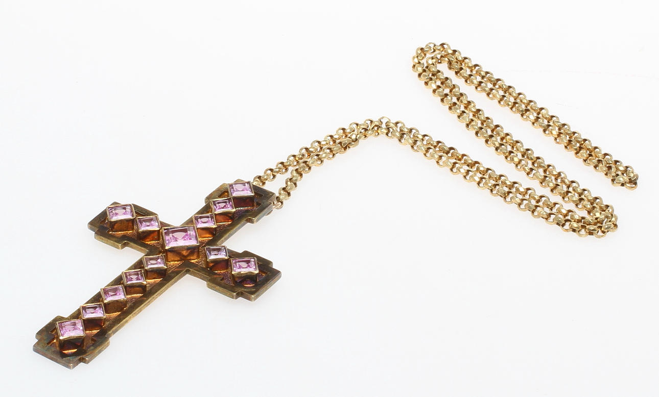 KORS, förgyllt silver med rosa syntetiska safirer samt kedja i 14k guld, ostämplat. Proveniens ärkebiskop Bertil Werkström.