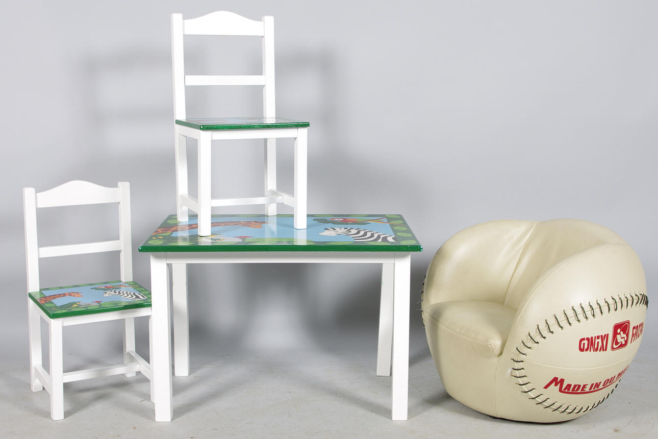 BARNMÖBLER, bord, 2 stolar samt fåtölj.