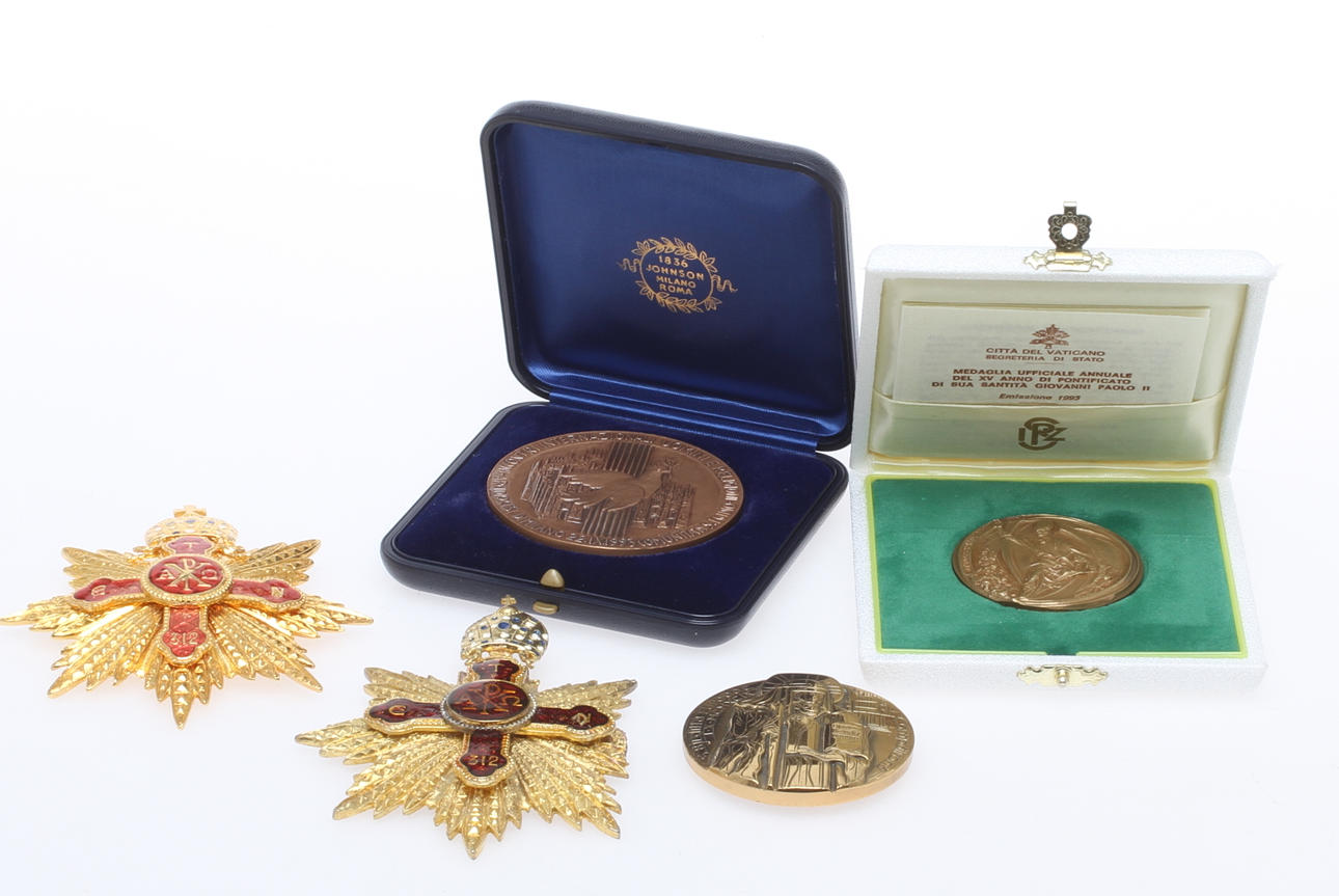 MEDALJER 3 st samt ORDENSMÄRKEN 2 st Heliga militära konstantinska Sankt Georgsorden. Proveniens ärkebiskop Bertil Werkström.