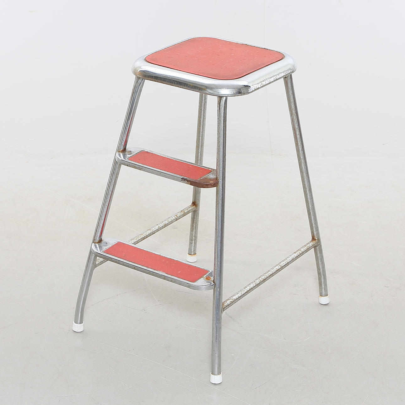 Taburete "AWAB" de metal, siglo XX.