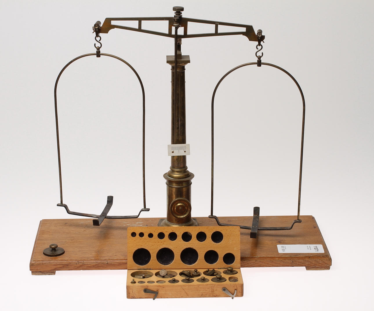 APOTEKSVÅG, med vikter, 1900-tal.