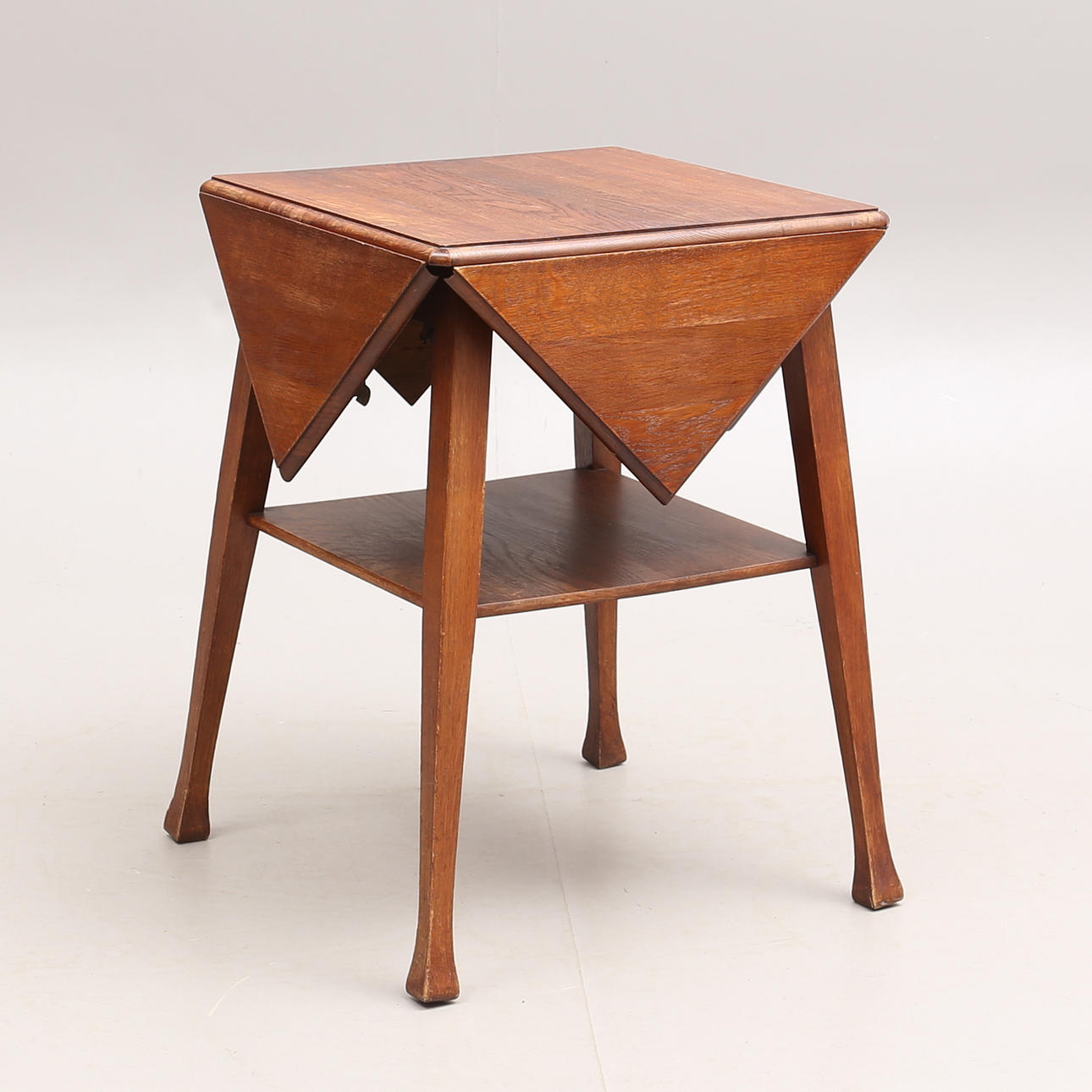 CUVERT TABLE, early 20th century.