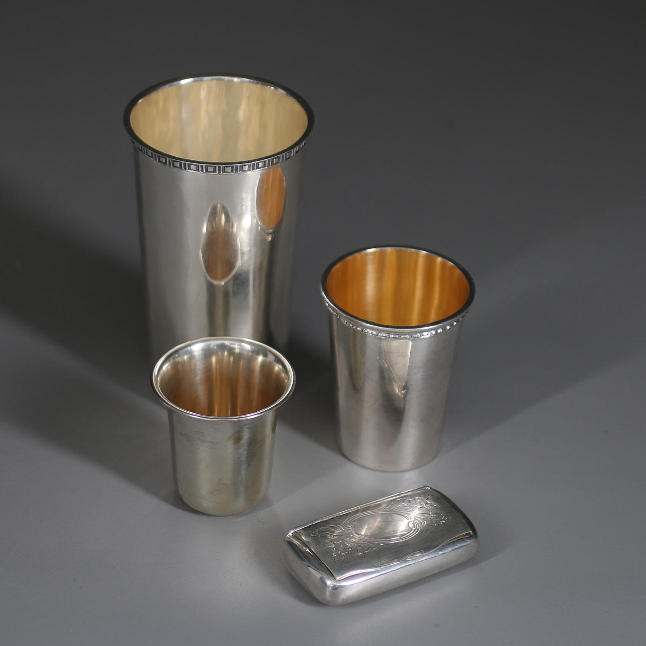 BÄGARE 3 st, samt SNUSDOSA, silver, vikt 364 g.