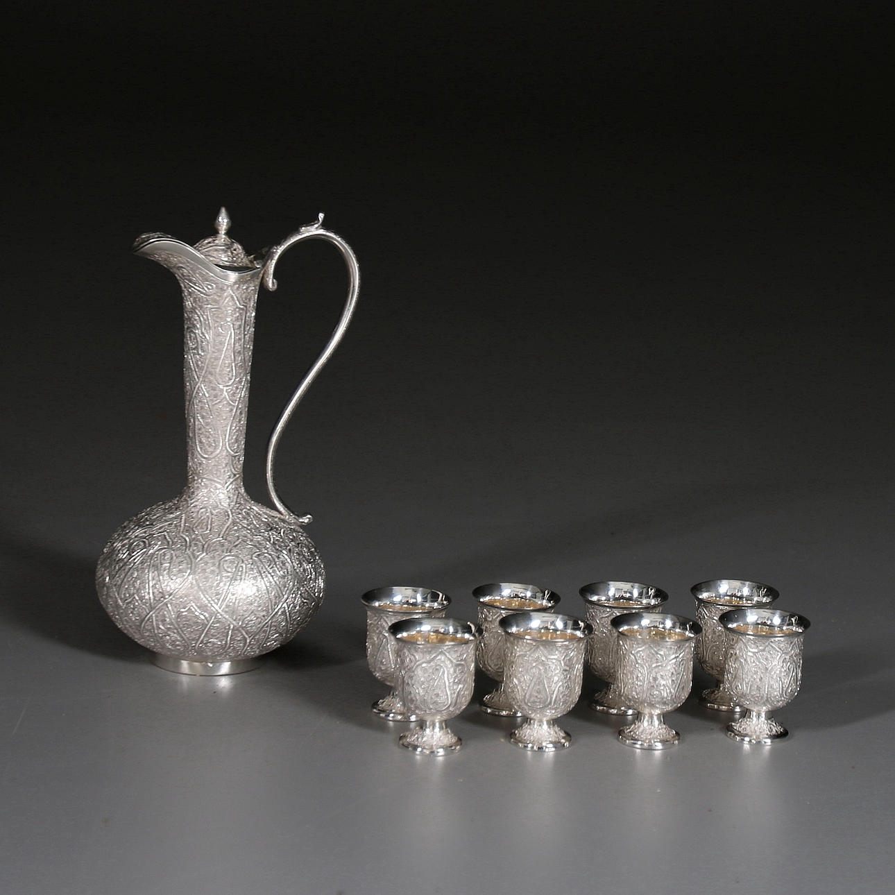 KANNA med KOPPAR, 9 delar, silver, orientalisk möster i relief. Vikt 589 g.