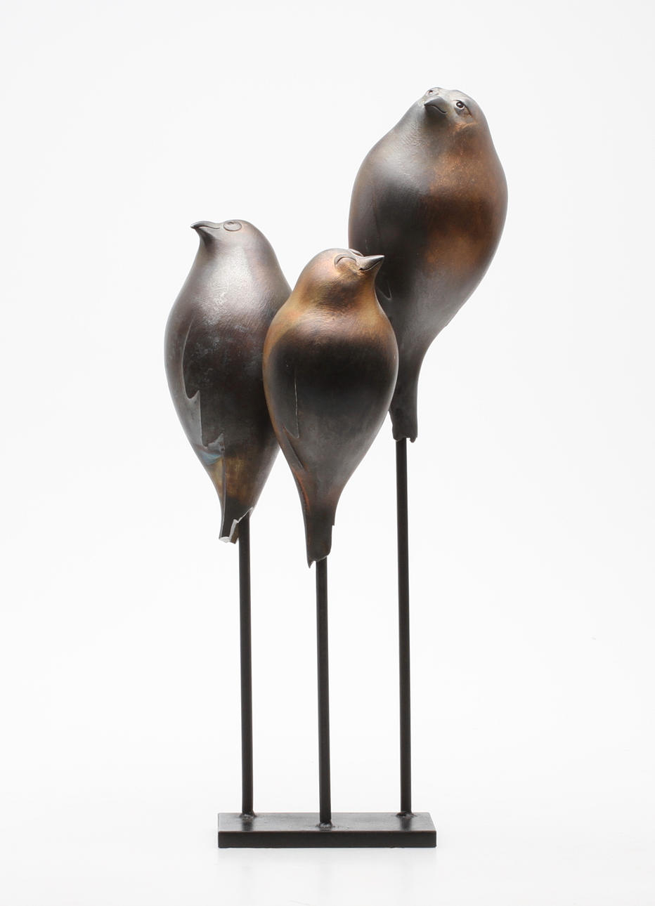 DAGMAR ÄNGGÅRD. "Tre fåglar". Stengodsskulptur på metallsockel. Signerad D.Ä.