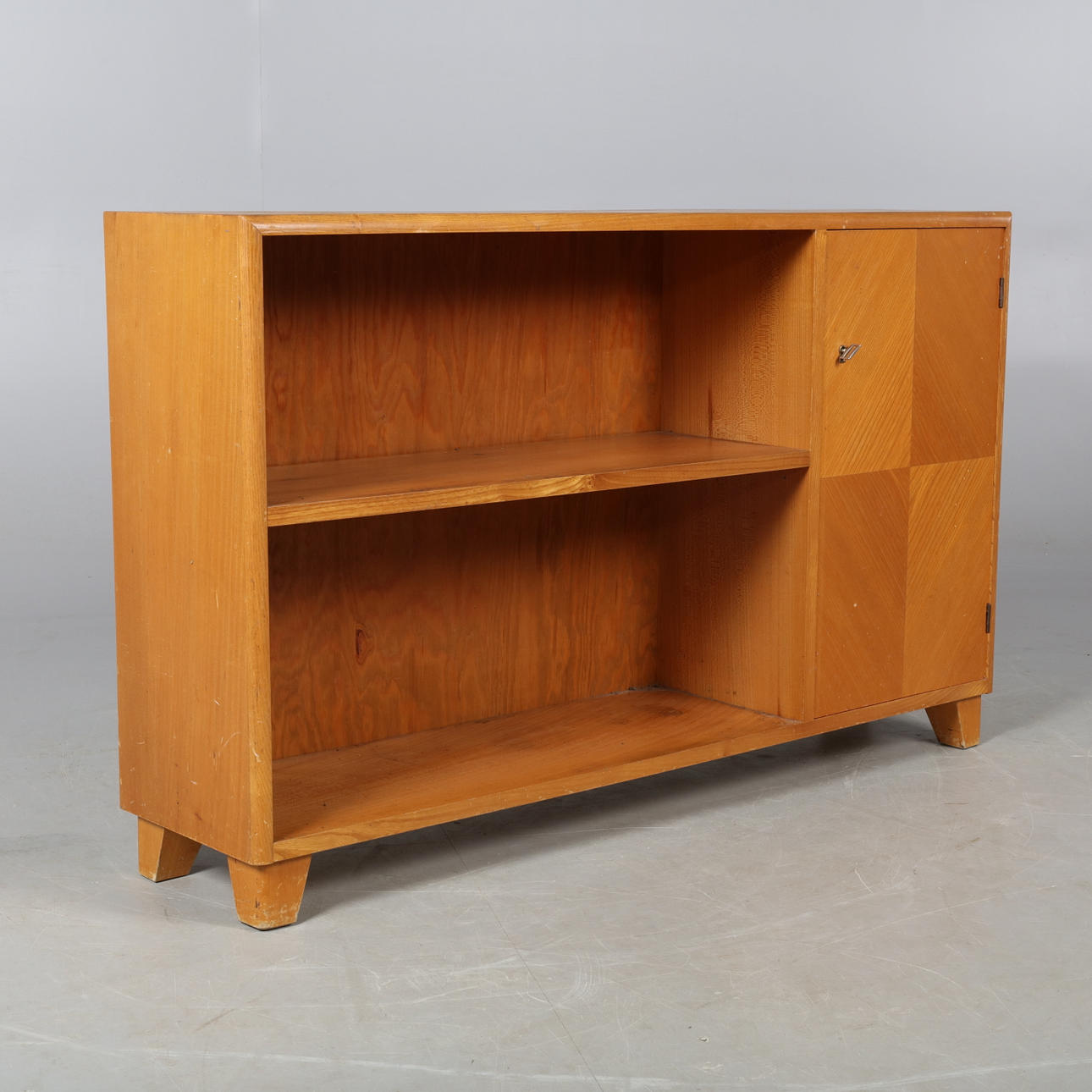 HYLLA/BÄNK,1900-talets mitt.