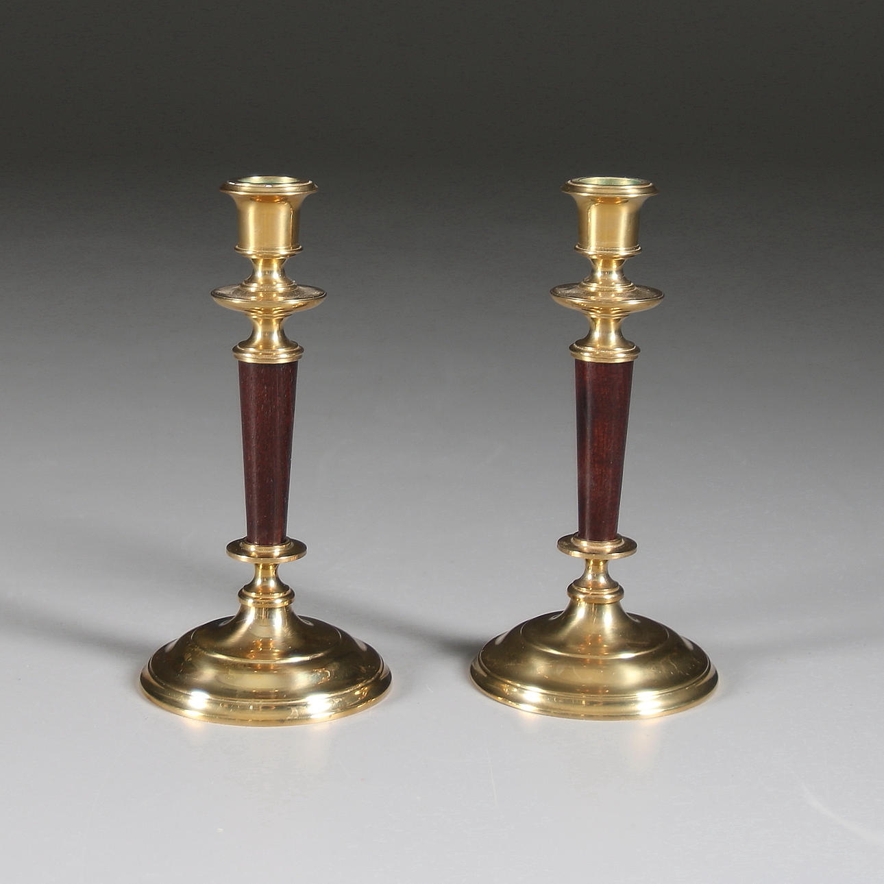 LJUSSTAKAR Ett par, mässing, Skultuna, omkring 1900.