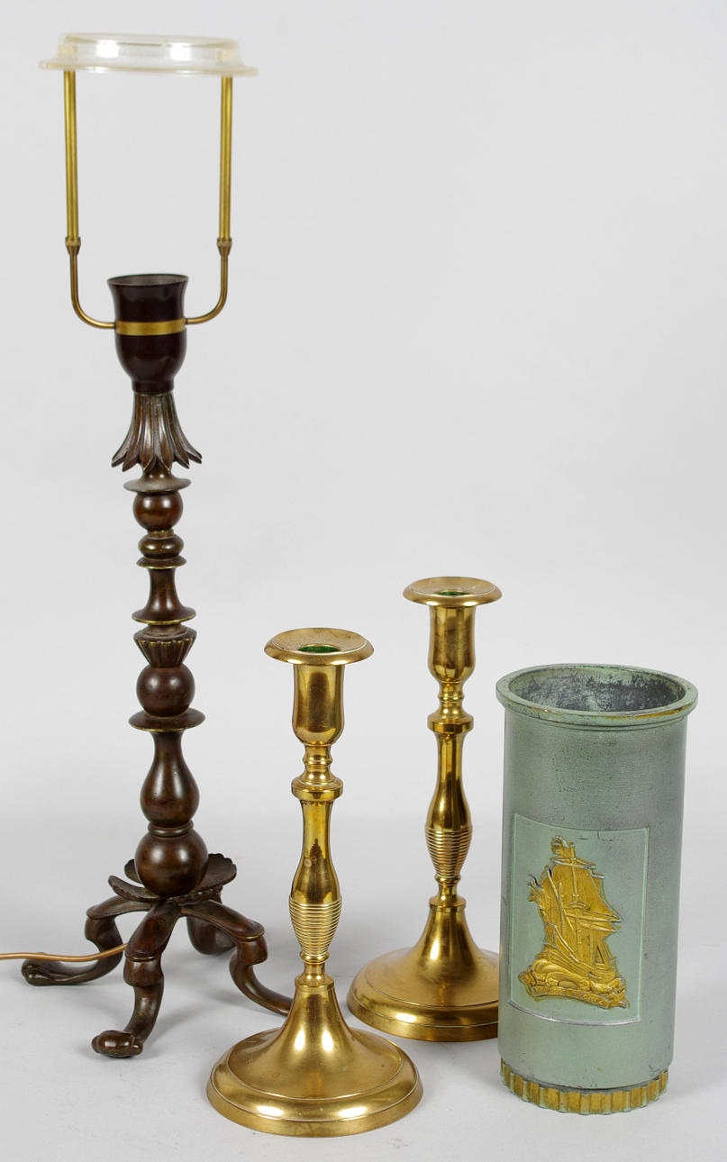 BORDSLAMPA, VAS SAMT 1 PAR LJUSTAKAR, brons, mässing.