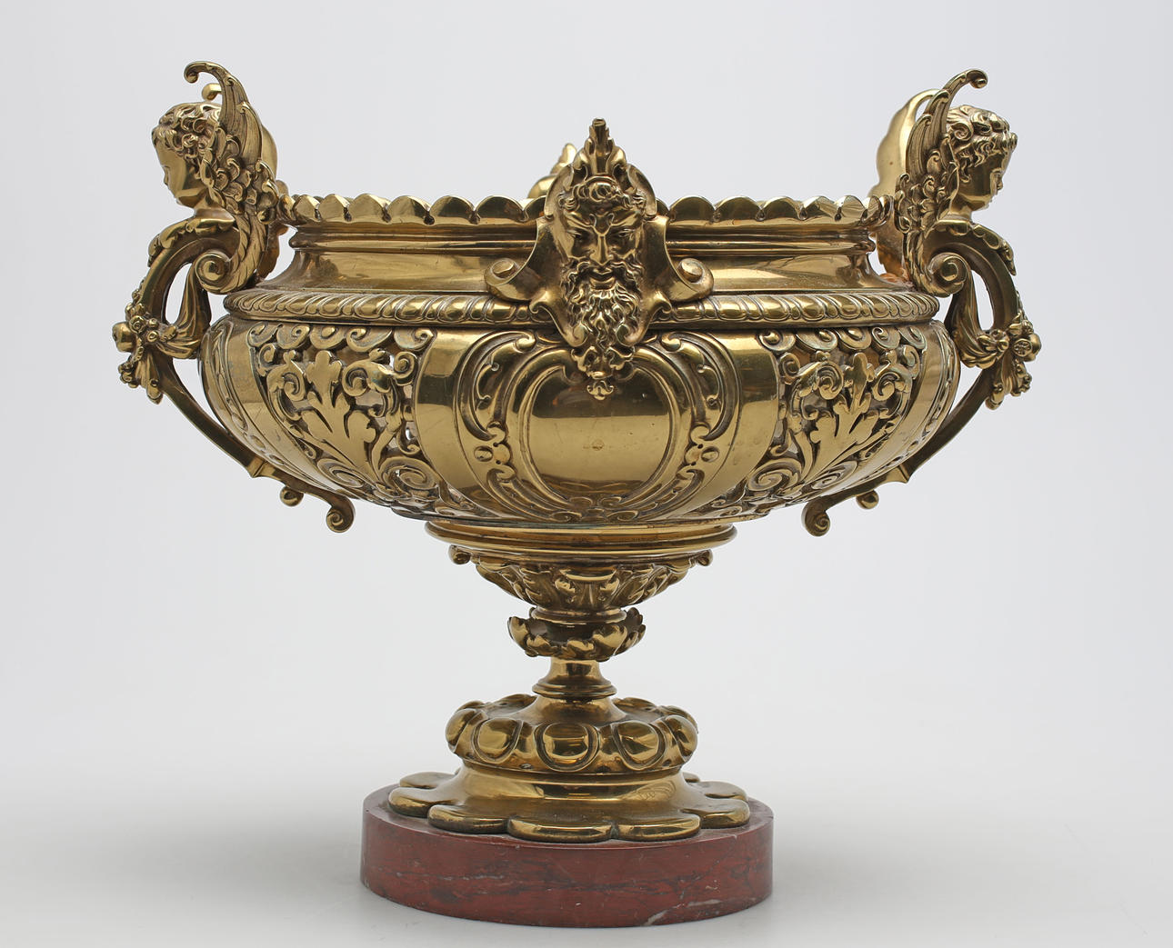 BORDSUPPSATS PÅ STENSOCKEL, troligen mässing,1900-tal.