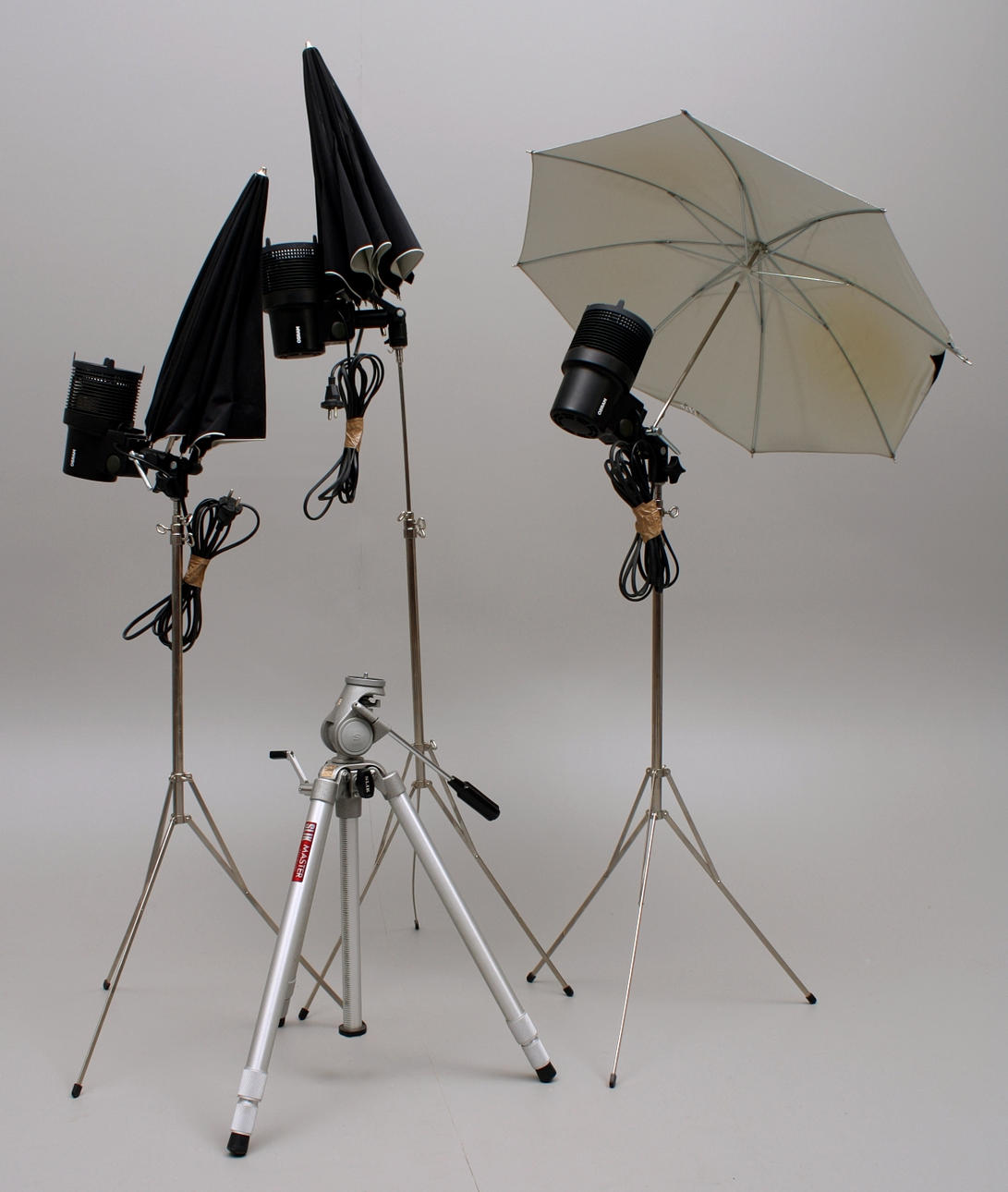 FOTOUTRUSTNING, 4 delar: studioblixtar + stativ.