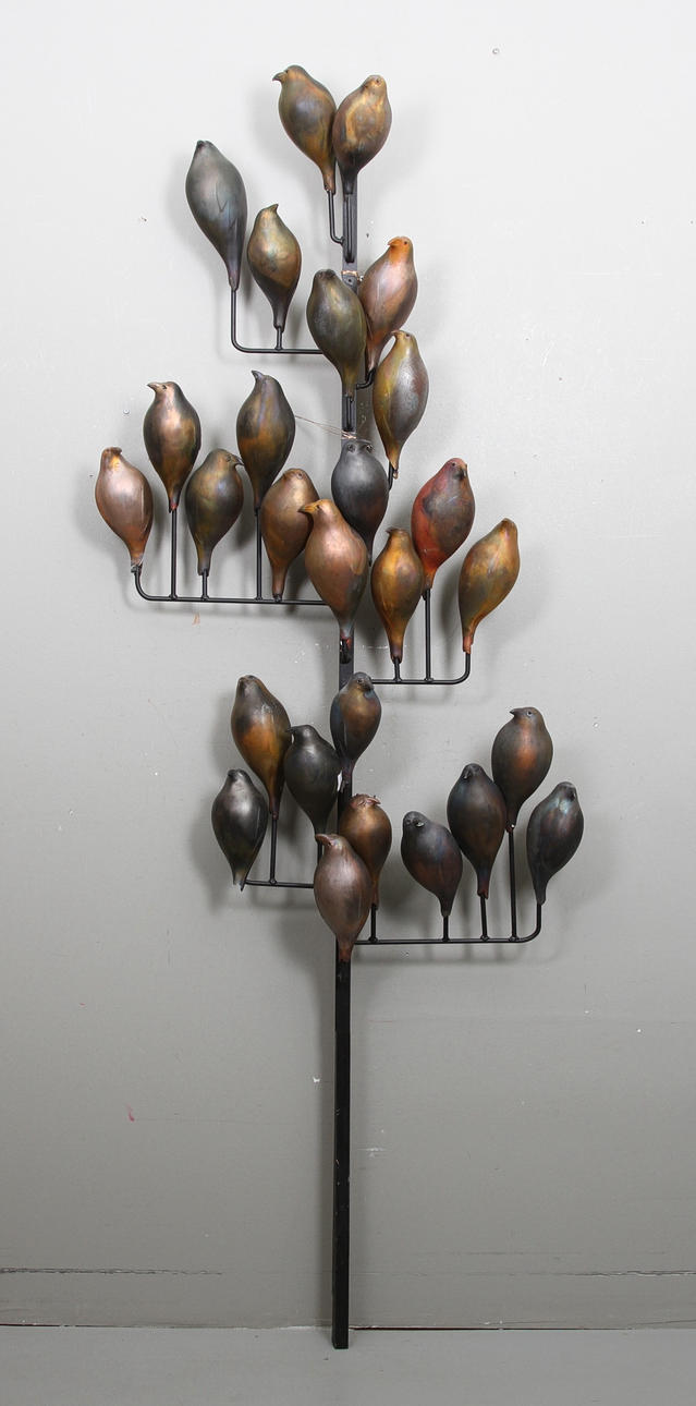 DAGMAR ÄNGGÅRD. "Stormöte". Stengodsskulptur på metall och träfattning.