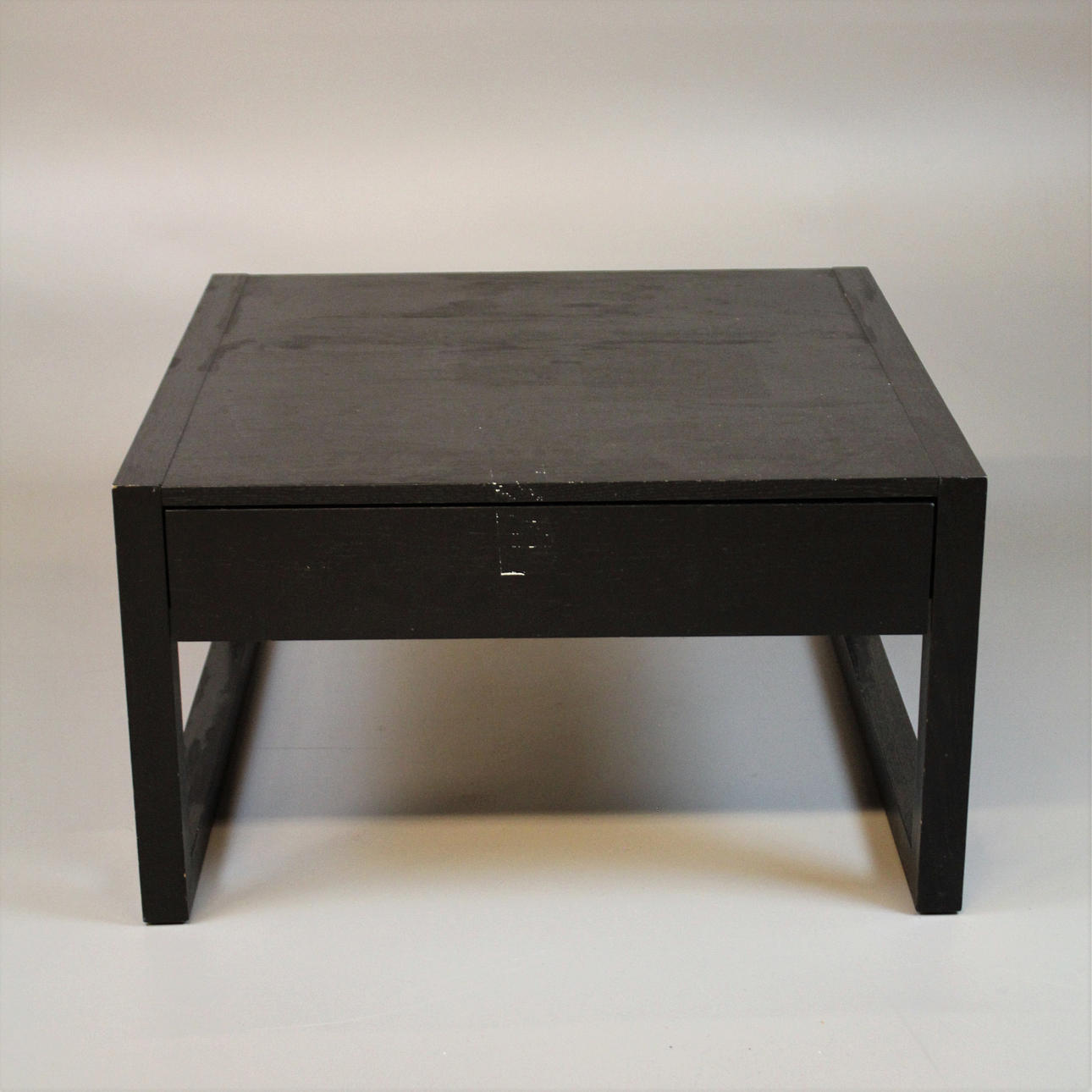 BORD trä med utdragbar låda.