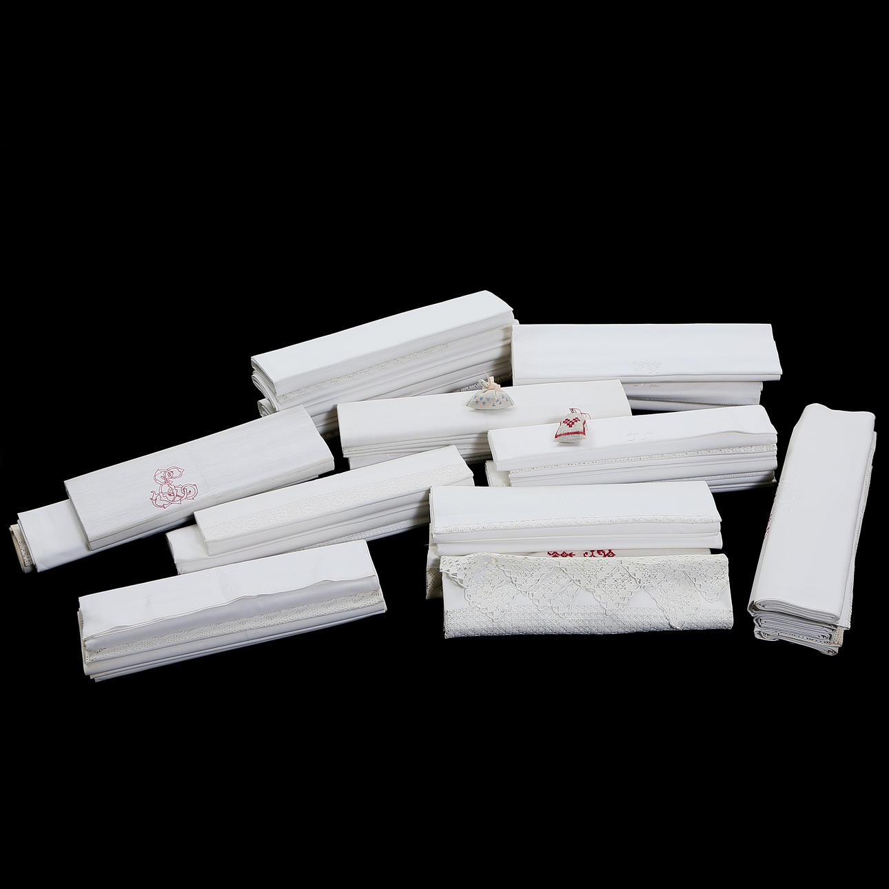 TEXTILIER, hel flyttlåda, full, 1900-tal.