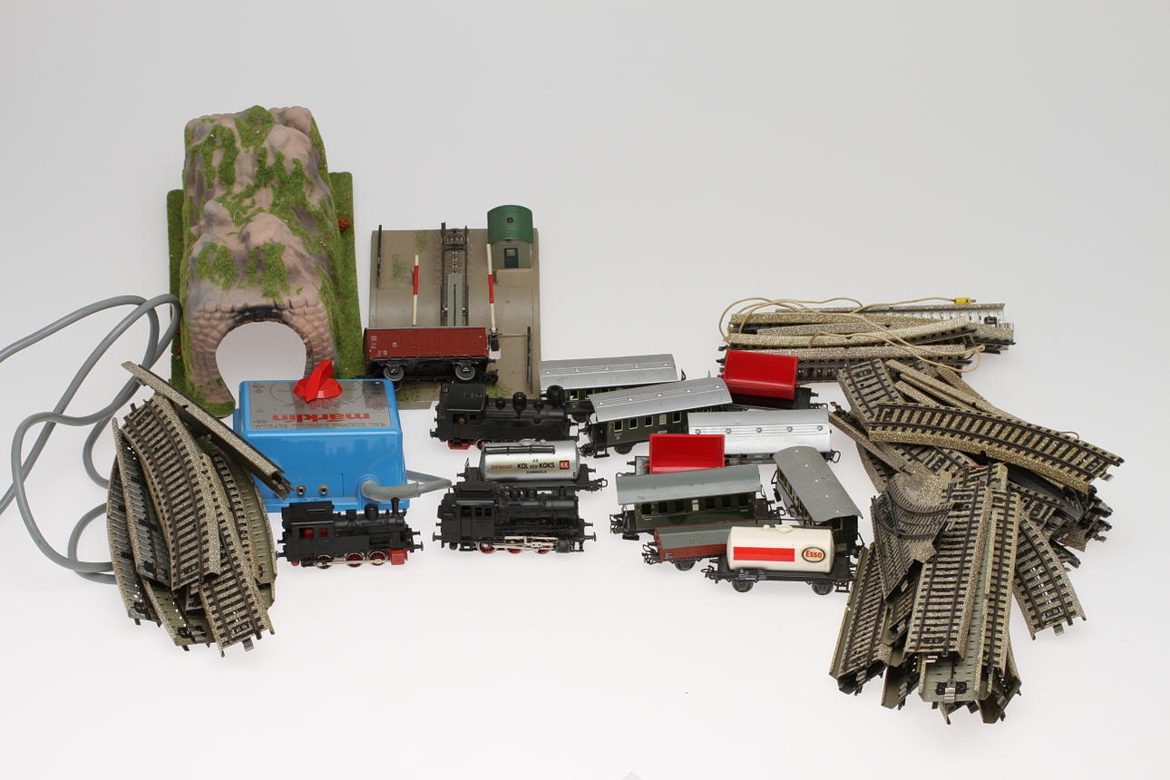 MÄRKLIN H0 TÅG med LOK, VAGNAR och RÄLS.