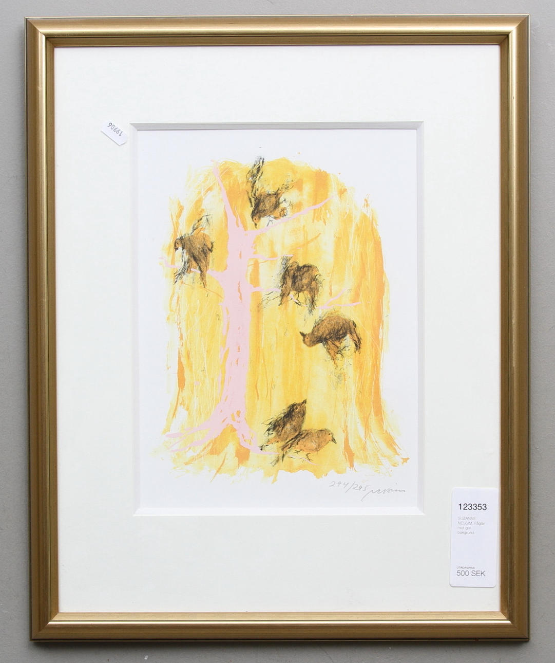 SUZANNE NESSIM. Fåglar mot gul bakgrund.