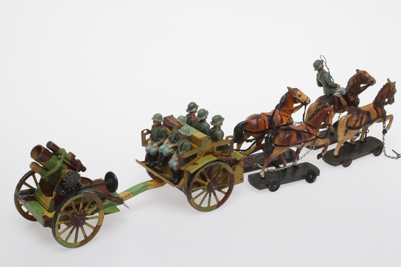 HAUSSER / ELASTOLIN hästanspänd minkastare, vagn med 6 man och 4 draghästar med en ryttare.