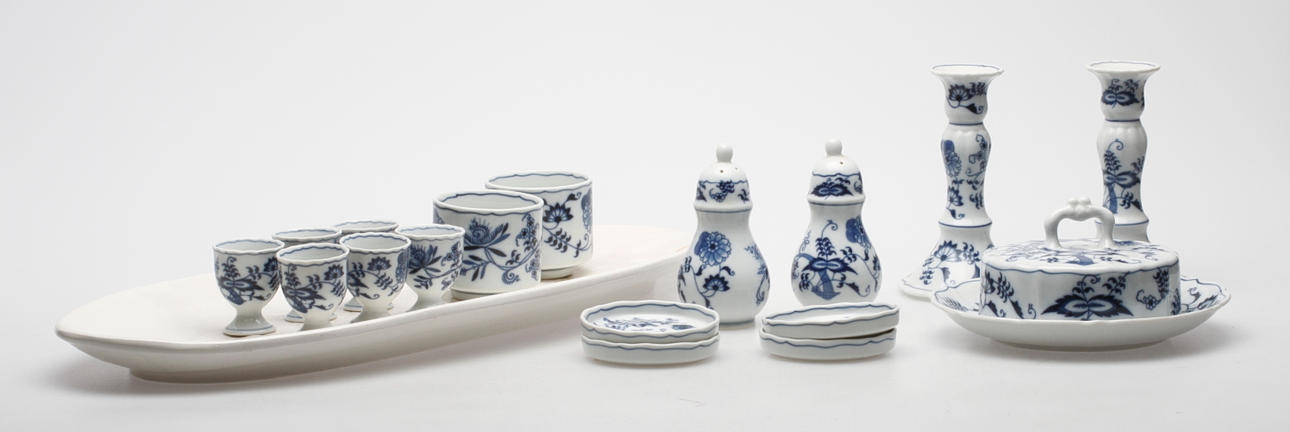 SERVISDELAR, 17 delar, Blue Danube samt fiskfat, omärkt, 1900-tal.