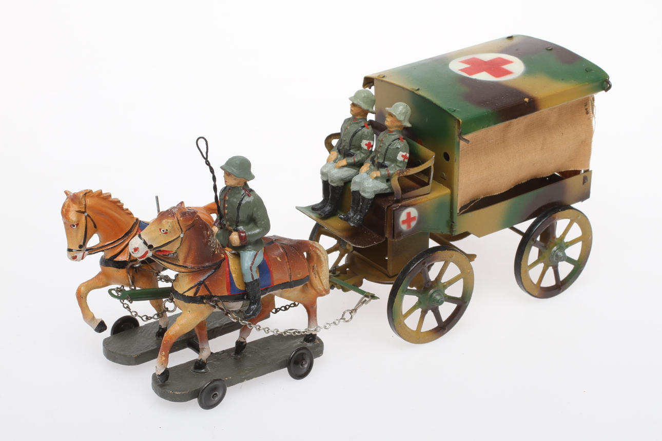 HAUSSER / ELASTOLIN hästanspänd ambulans, vagn med 2 draghästar med en ryttare.