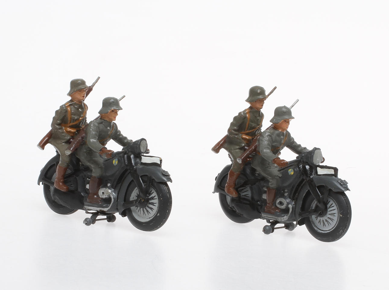 LINEOL 2 MOTORCYKLAR med svenska soldater.