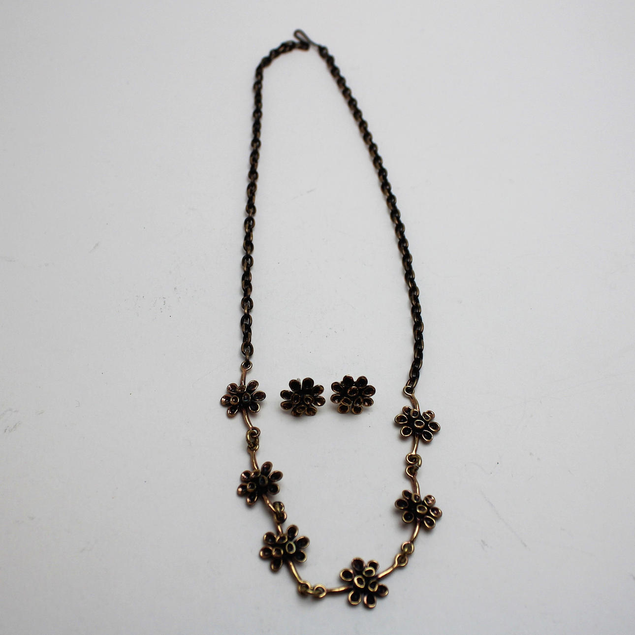 HALSSMYCKE + 2 örhängen brons.