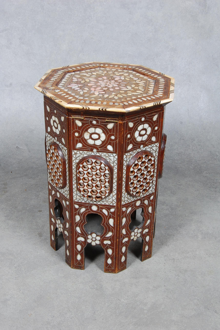 BORD, orientaliskt, pärlemor, benarbete, 1800-talets senare del.