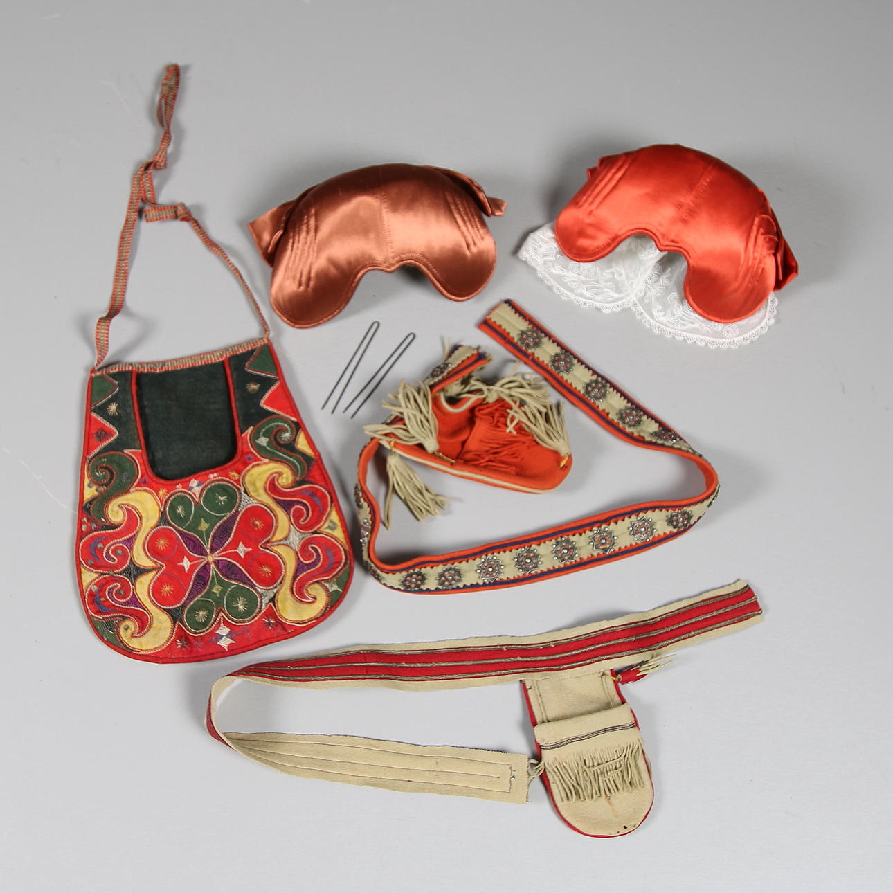PARTI FOLKDRÄKTSDELAR, 5 delar, hättor, väska mm.