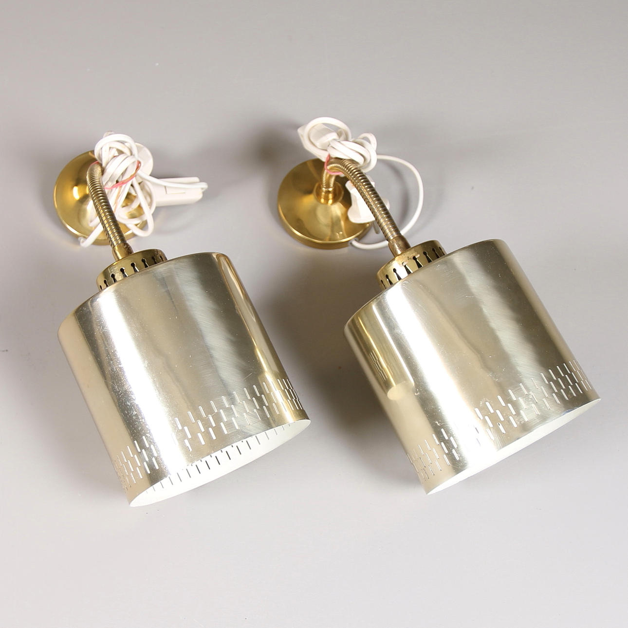 SÄNGLAMPOR, mässing, 1960-talets andra hälft.