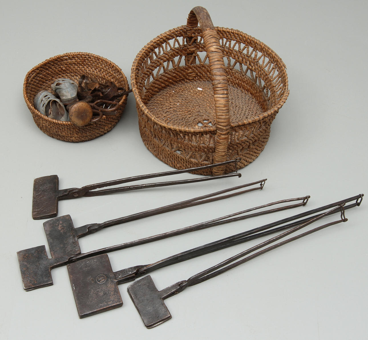 RÅNJÄRN 5 st, KORGAR, 2 st, SAXAR mm, allmoge, 18/1900-tal.