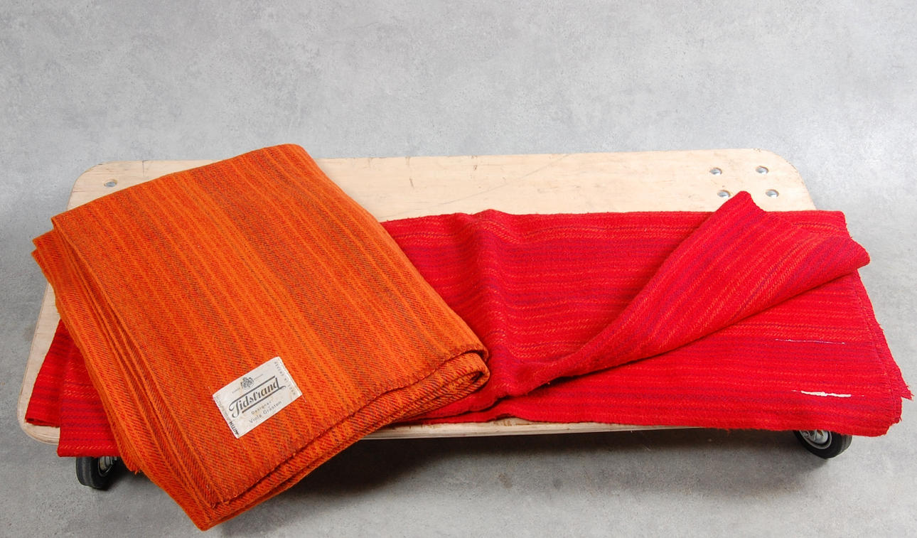 PLÄDAR, 2 st Viola Gråsten.