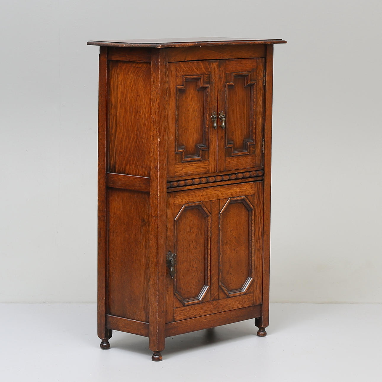 BARSKÅP, ek, 1900 tal.