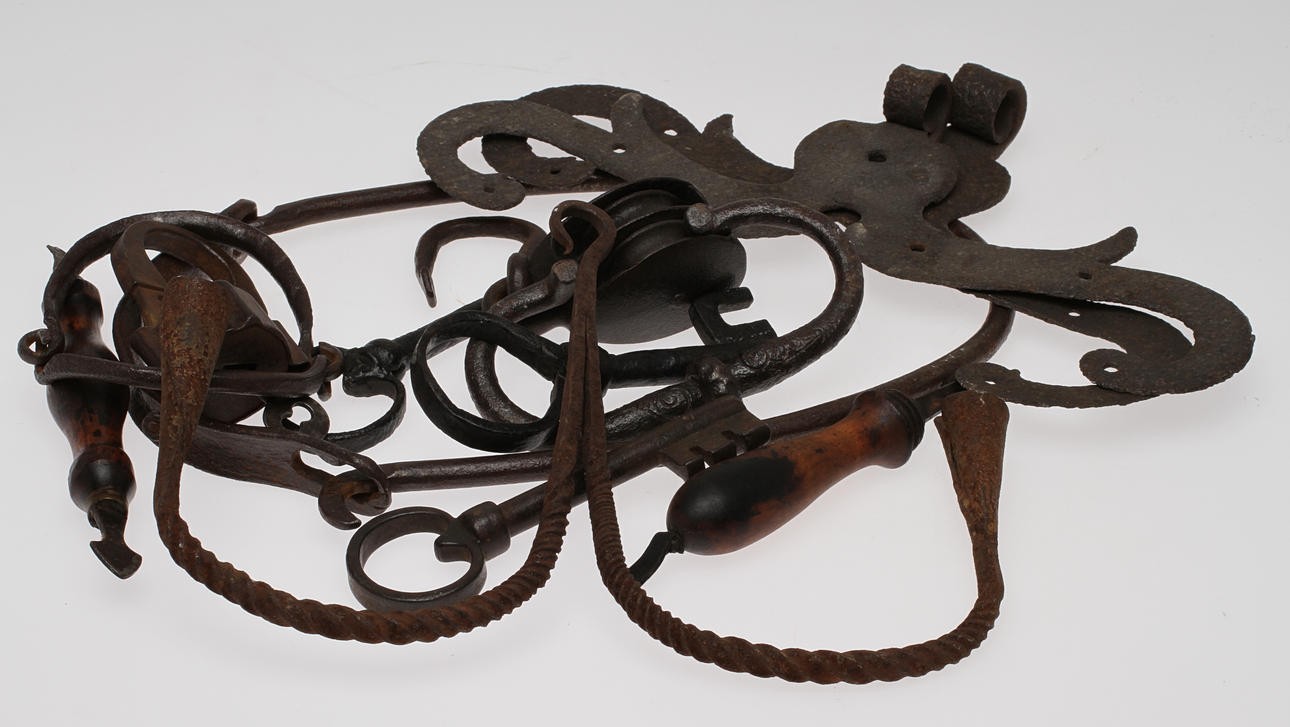 PARTI SMIDE, 15 dlr bla ljusstake, lås, kisthandtag mm.