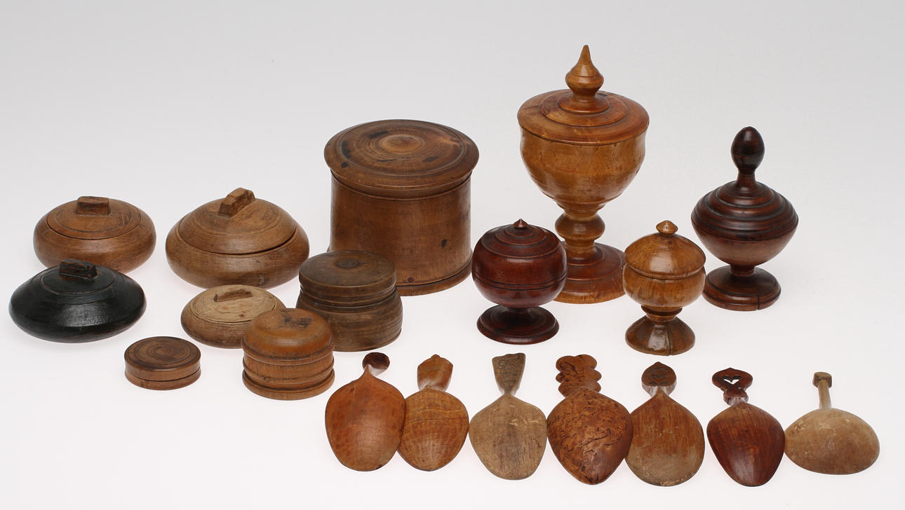 PARTI BURKAR, DOSOR och SKEDAR 7 st., trä, allmoge, 18/1900-tal.