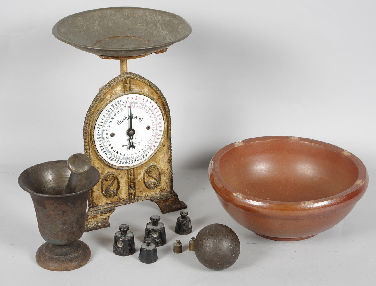 SENAPSKÅL MED KULA, VÅG SAMT MORTEL.