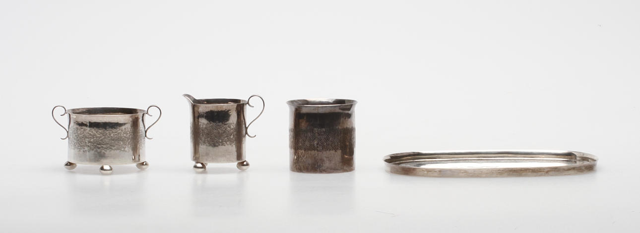 GRÄDDKANNA, SOCKERSKÅL, BRICKA samt BÄGARE, silver, H Möller, Trondhjem, 1900-tal. Vikt ca 399 gram.