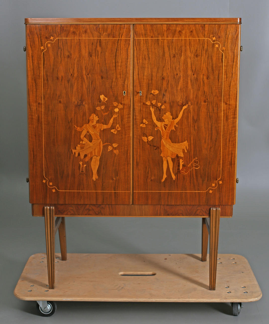 SKÅP, etikettmärkt A Ahlström, Osakeyhtiö, Warkhaus, 1900-talets mitt.