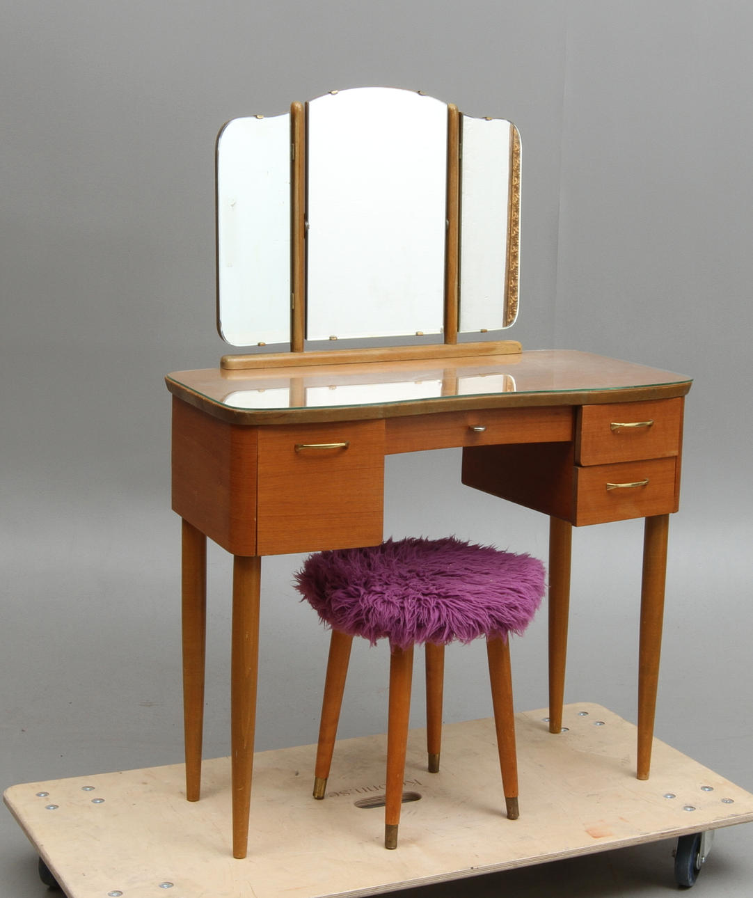 TOALETTBORD med PALL, 1900-tal.