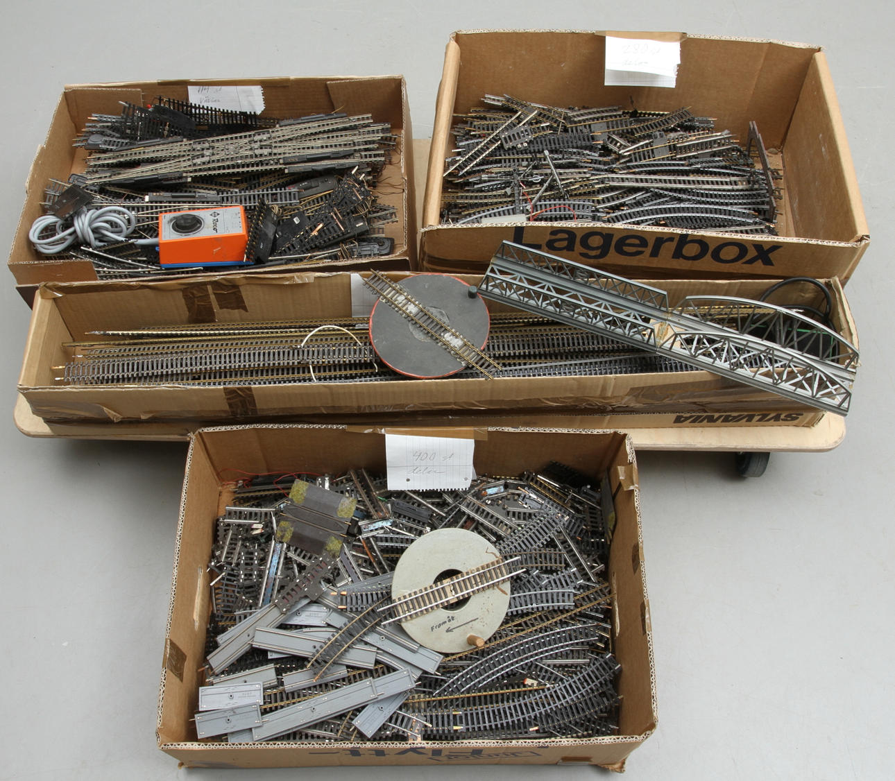 MODELLTÅG RÄLS, VÄXLAR, TRAFO och tillbehör. ROCO, PECO, FLEISCHMANN, HAMO med flera tillverkare.