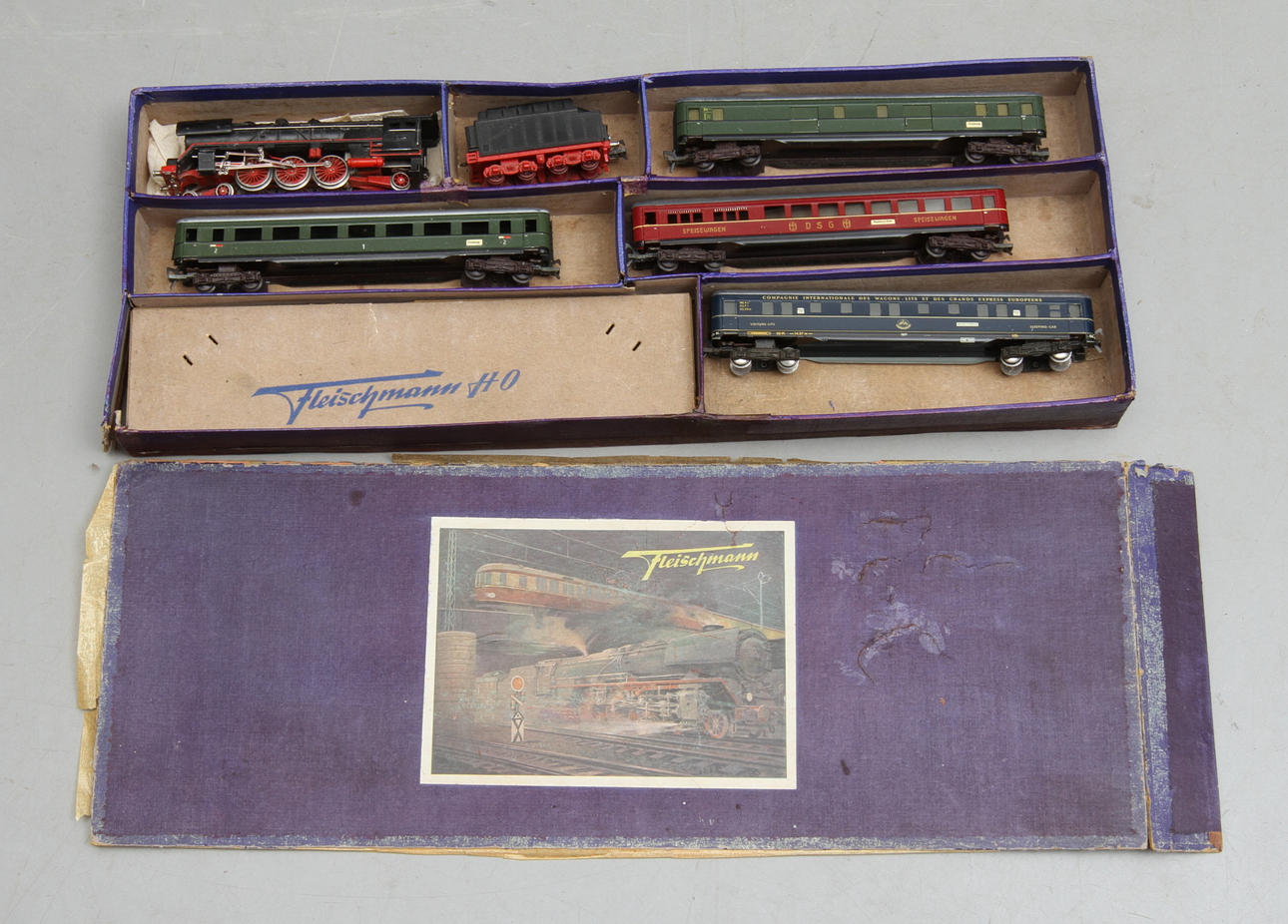 MODELLTÅG FLEISCHMANN TÅGSATS med ånglok 1360 med 4 vagnar i originalkartong.